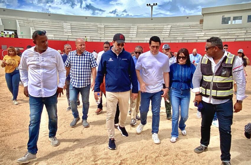  Ministro Collado supervisa trabajos en la plaza cultural seibana y anuncia será entregada en diciembre