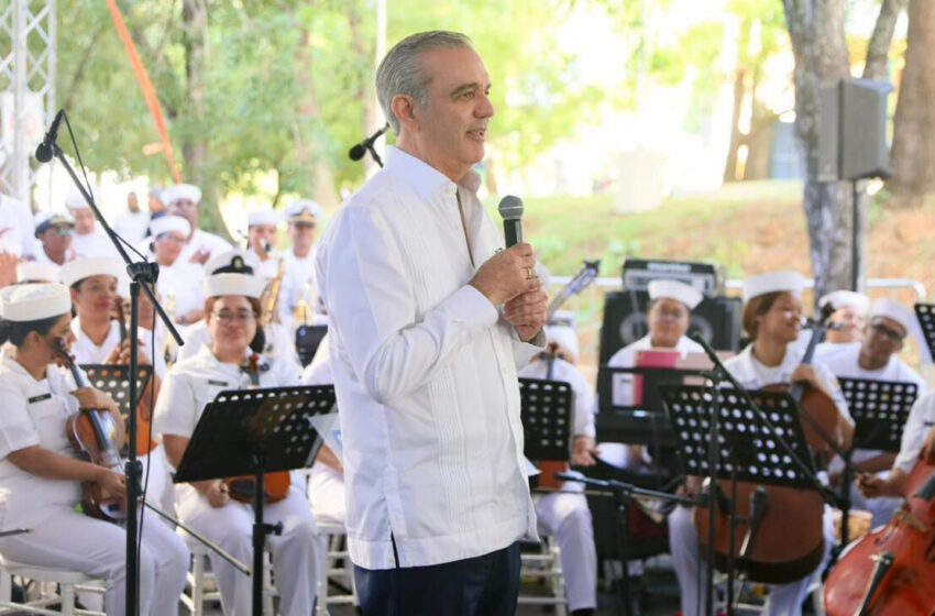  El presidente Luis Abinader y la vicepresidenta Raquel Peña comparten villancicos navideños con familias y niños del entorno de la Casa Presidencial de Santiago