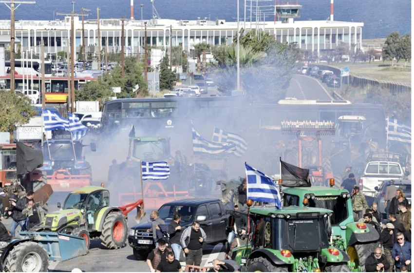  Cientos de agricultores invaden la pista del aeropuerto de Creta para reclamar el pago de las ayudas