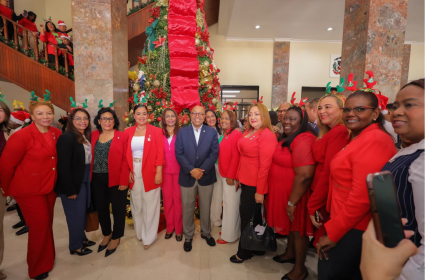  Cámara de Diputados da apertura oficial a la Navidad con tradicional encendido de luces de su árbol navideño