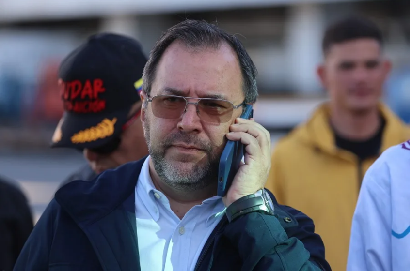  El canciller de Venezuela rechaza las sanciones en medio de las «amenazas» que tacha de «corte militar»