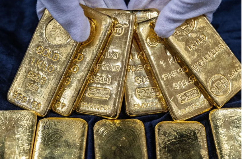  El oro toca un nuevo máximo cerca de 4.550 dólares y la plata, por encima de 76 dólares