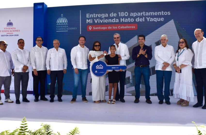  Presidente Abinader inaugura en Santiago, en Hato del Yaque, 180 viviendas que beneficiarán a cientos de familias y una escuela que favorecerá a 650 estudiantes