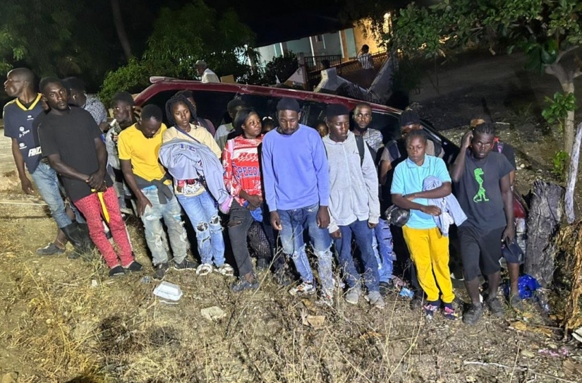  Ejército detiene miniván con 21 haitianos indocumentados en Guayubín tras huida del conductor