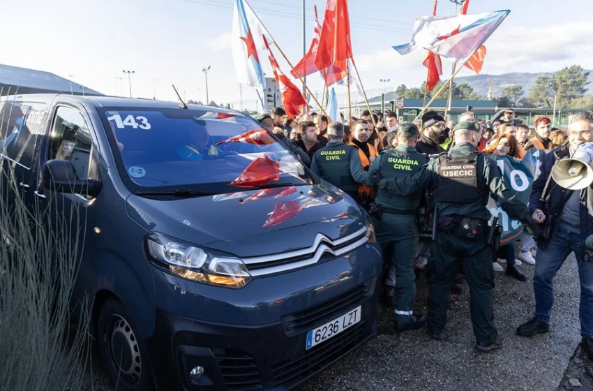  Medio centenar de personas reclaman mejoras laborales ante Amazon en O Porriño (Pontevedra)