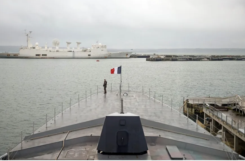  Militares de la base de submarinos nucleares franceses de Brest disparan contra drones