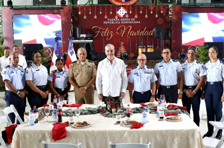  Presidente Abinader almuerza con oficiales y soldados de la Armada y Fuerza Aérea