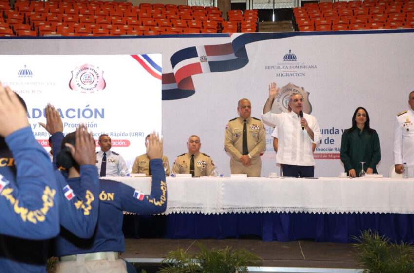  Presidente Abinader juramenta 865 nuevos agentes para fortalecer el control migratorio en todo el país