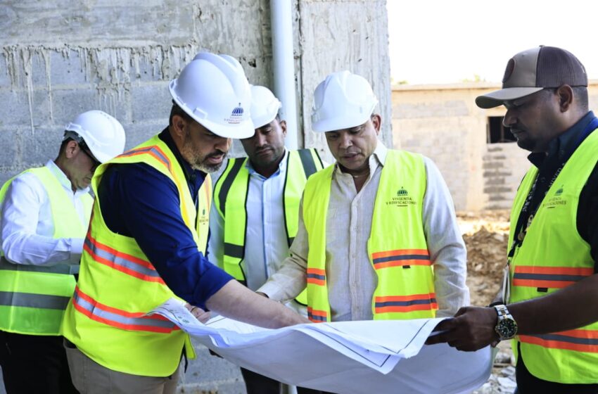 Landrón supervisa obras hospitalarias en Azua y San Cristóbal para garantizar estándares de calidad