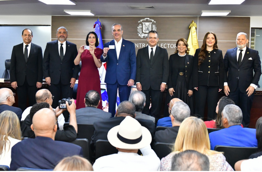  Presidente Abinader y primera dama reciben la primera cédula de identidad y electoral emitida por la JCE