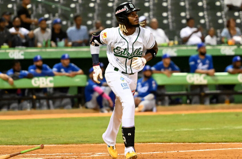  Estrellas firman al jardinero Raimel Tapia por dos años
