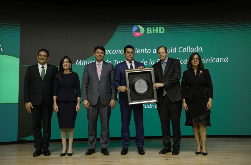 BHD reconoce en FITUR labor de ministro David Collado en favor del turismo