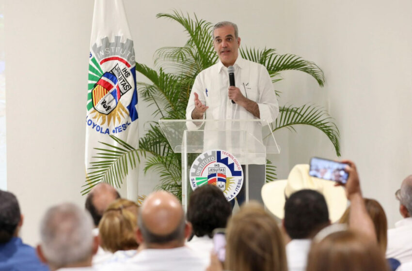  Presidente Abinader anuncia entrega de 400 becas para estudiantes de la Extensión Dajabón del Instituto de Estudios Especializados Superiores Loyola