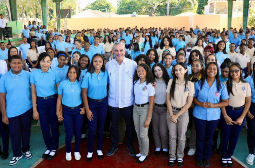 Presidente Abinader exhorta a jóvenes de Dajabón a prepararse para el futuro