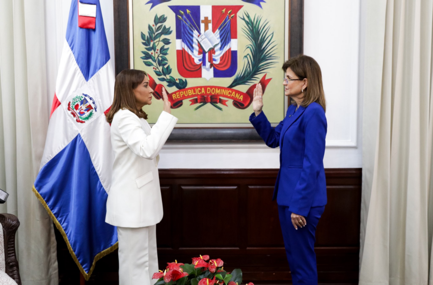  Vicepresidenta Raquel Peña deja juramentada a Mayra Jiménez al frente de Supérate