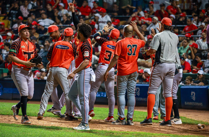  Toros remontan en el noveno y ganan su primero de la Serie Final