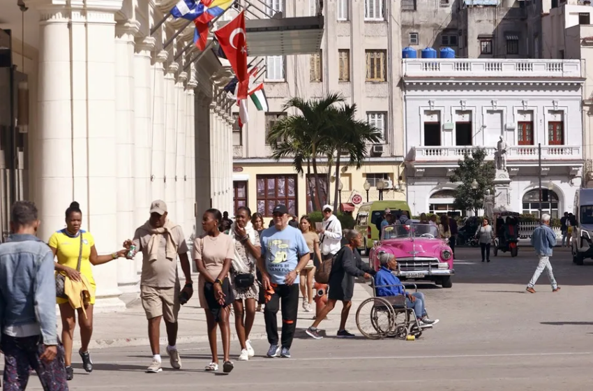  Cuba empieza a cerrar hoteles y reubicar turistas ante el desabastecimiento de combustible