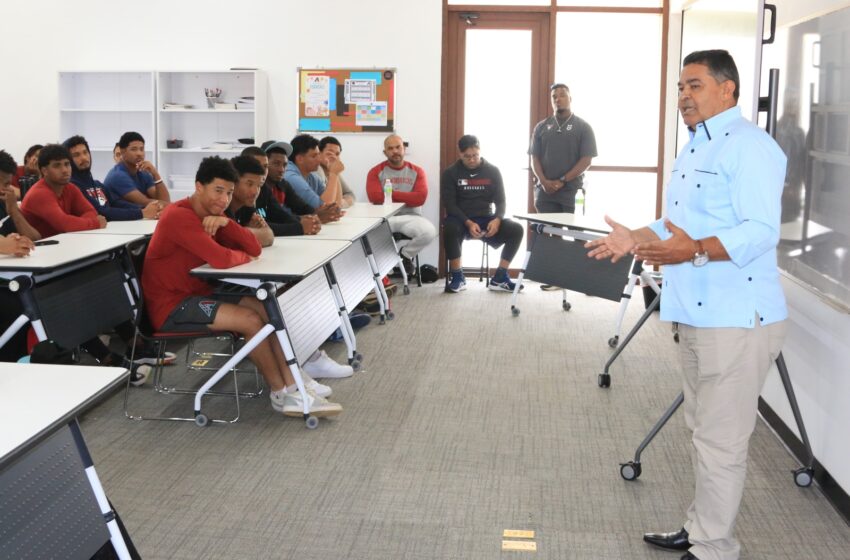  DCNB imparte jornada educativa y motivacional a prospectos de los Arizona Diamondbacks