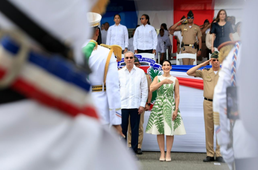  Presidente Abinader encabeza desfile militar con imponente demostración de capacidad y modernización de las fuerzas del orden
