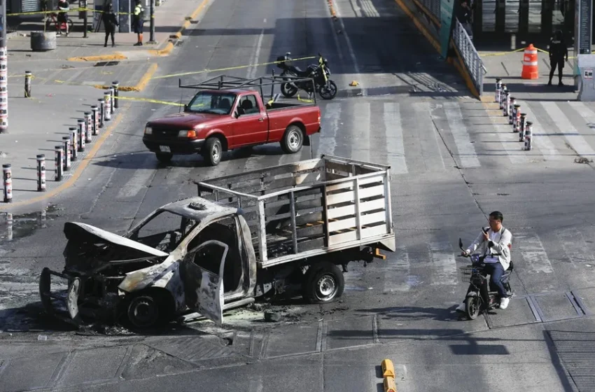  El crimen organizado bloquea vías del oeste de México con vehículos incendiados