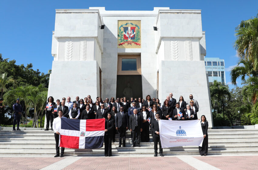  Tesorería Nacional deposita ofrenda floral en el Panteón Nacional por el 182 aniversario de la  Independencia Dominicana