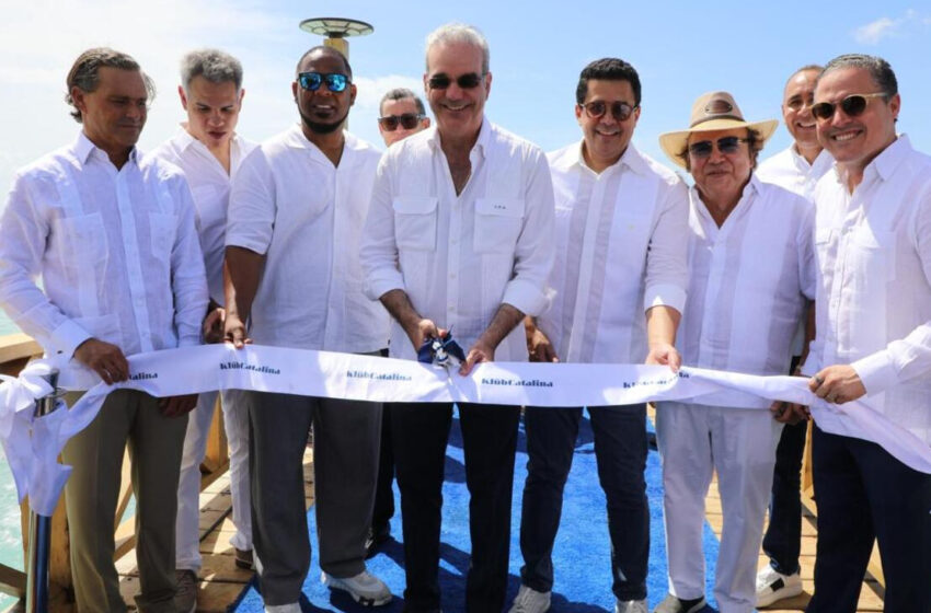  Presidente Abinader deja iniciados los trabajos del club de playa e inaugura muelle turístico del Atelón en isla Catalina