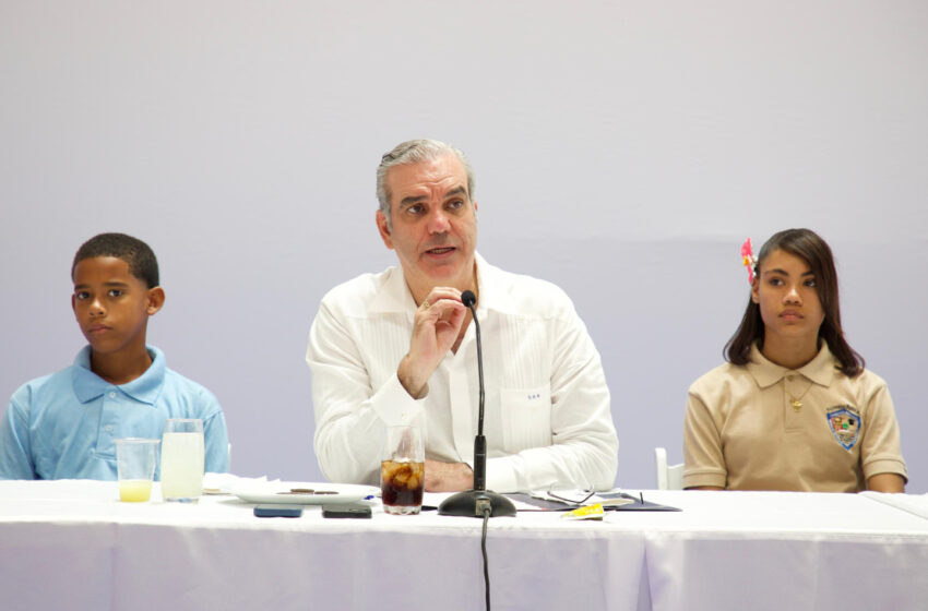  Presidente Abinader insta a jóvenes a estudiar carreras relacionadas con las ciencias y los idiomas que tienen una alta demanda nacional