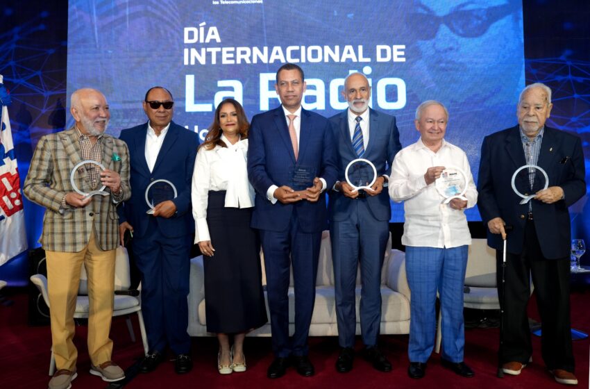  Indotel rinde homenaje póstumo a Radhamés Aracena en el Día Mundial de la Radio