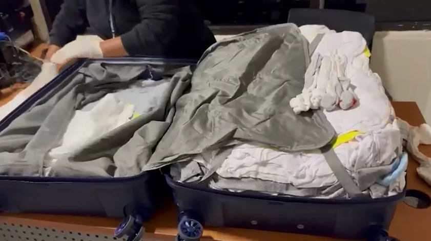  Atrapan dominico-italiana con 110 prendas de vestir full de presunta cocaína