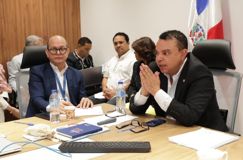  Titular SNS sostiene reunión para coordinar acciones en la Red Hospitalaria en Semana Santa