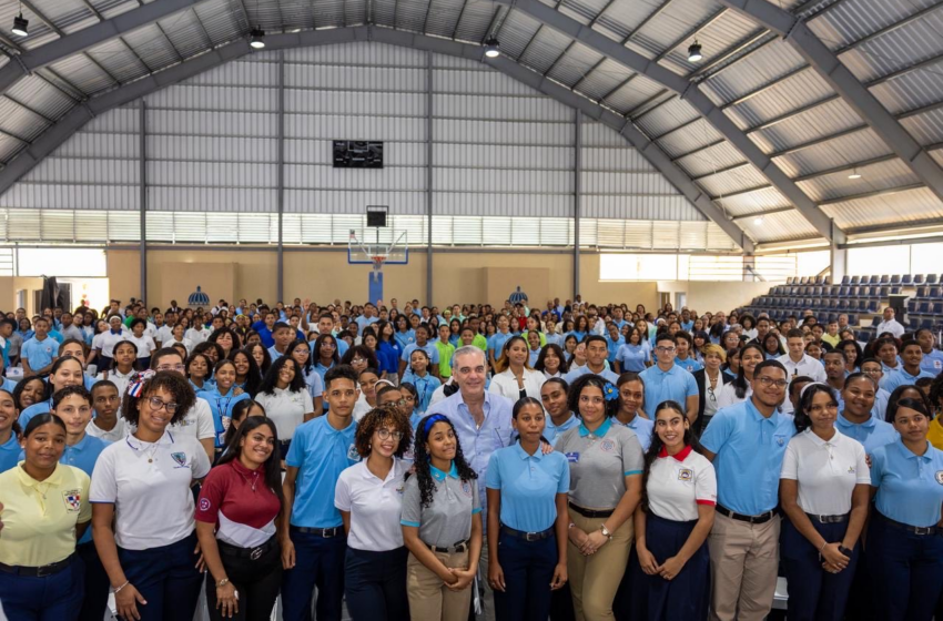 Presidente Abinader dialoga con más de 350 estudiantes y reafirma compromiso con educación y oportunidades para la juventud