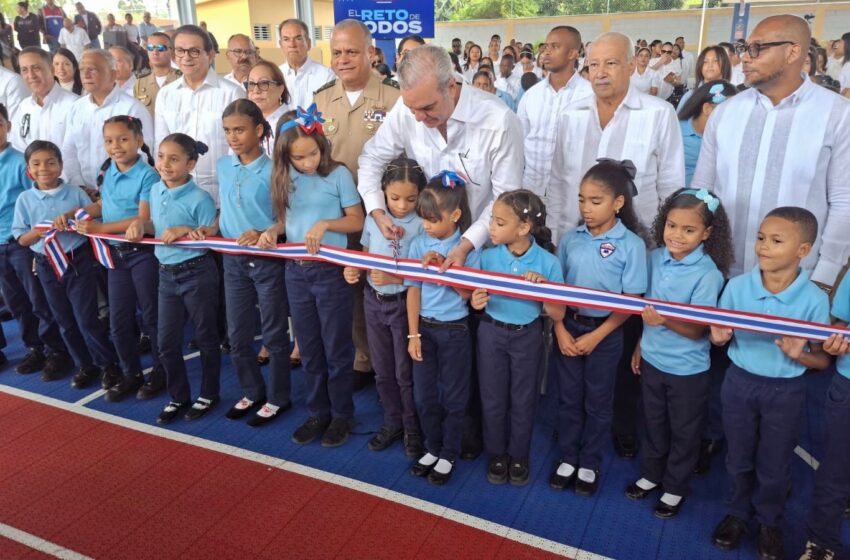  Presidente Abinader fortalece espacios deportivos-escolares con inauguración de dos techados en Centros Educativos de Santiago