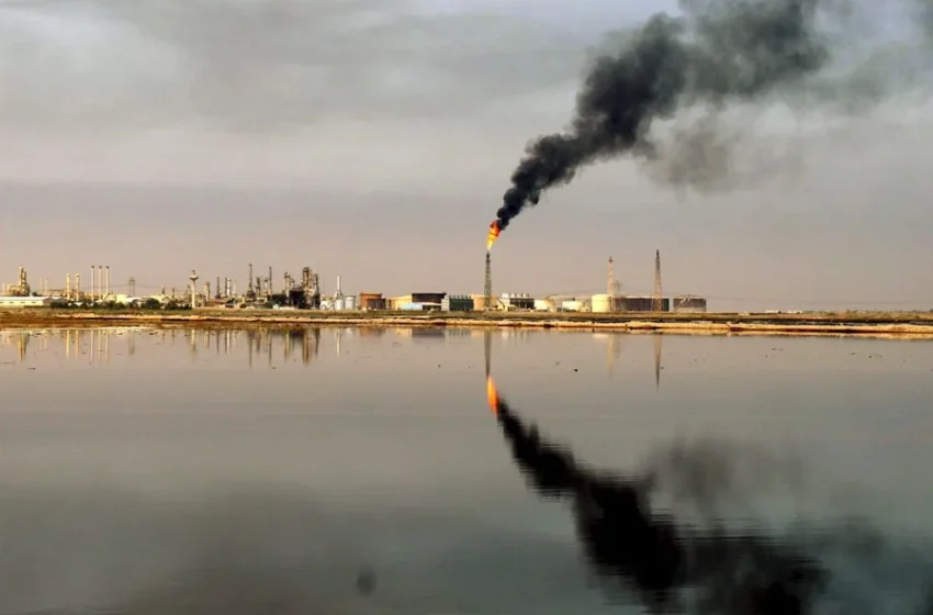  El petróleo sube un 55 % tras el primer mes de la guerra en Oriente Medio