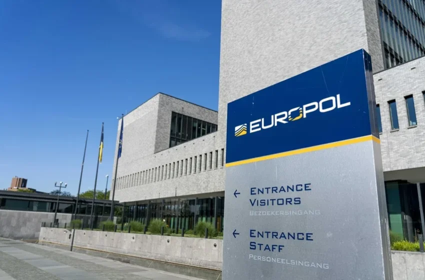  Europol estrena un centro europeo contra las mafias que trafican con migrantes