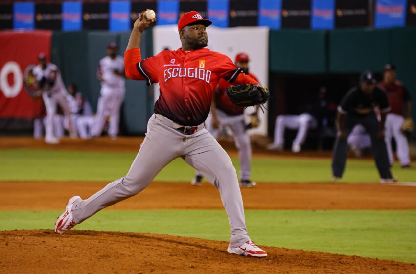  Héctor Neris y Jimmy Paredes continuarán con los Leones
