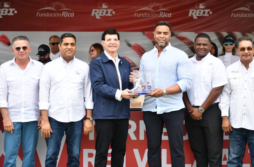  Nelson Cruz pide a jóvenes priorizar la educación tras homenaje RBI Fundación Rica