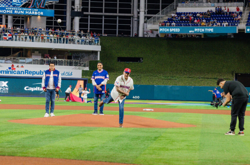  Presidente Abinader asiste a juego inaugural de RD en Clásico Mundial de Béisbol en Miami y lanza primera bola