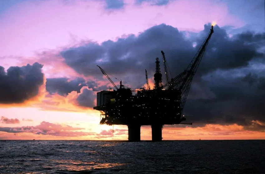  El brent modera su caída al 1 % y el precio del barril se sitúa en 103 dólares