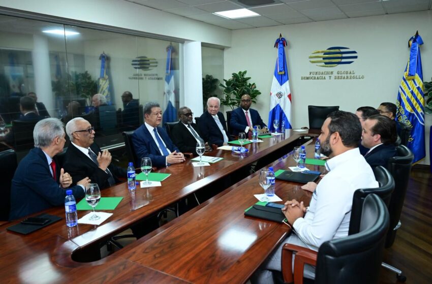  Leonel Fernández recibe comisión del Gobierno dominicano
