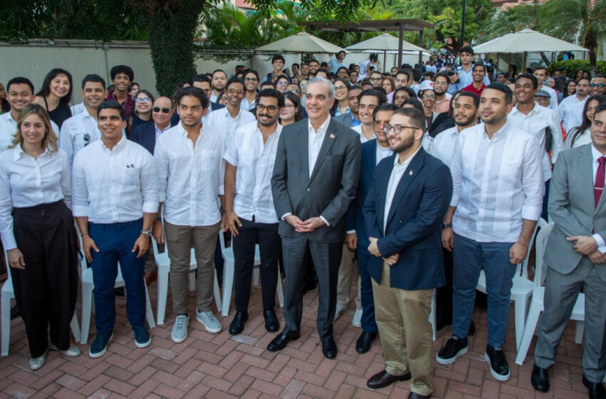 Presidente Abinader participa en conversatorio político con universitarios