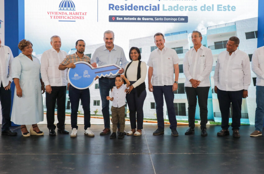  Presidente Abinader afirma que continuará respaldando construcciones de viviendas para beneficiar a los más necesitados