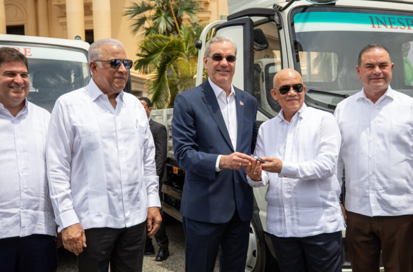  Presidente Abinader entrega 25 vehículos al Inespre para ampliar la distribución de alimentos