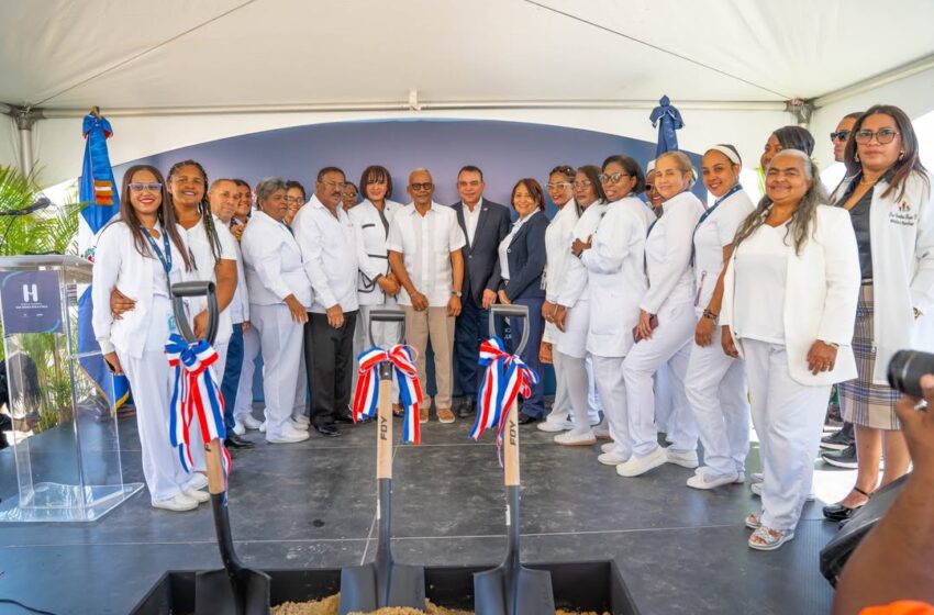  Director del SNS da primer palazo para la construcción del Hospital Pediátrico San Andrés en Boca Chica