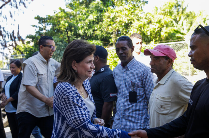  Vicepresidenta Raquel Peña visita comunidades de Bahoruco afectadas por lluvias y escucha necesidades de la población