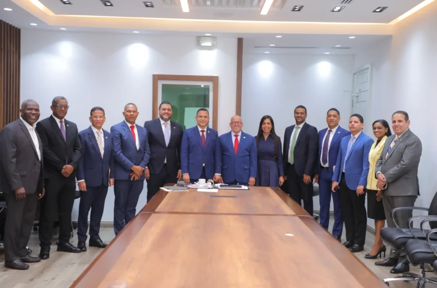  Diputados y miembros de la Superintendencia de Bancos tratan proyecto de ley que regula el embargo retentivo