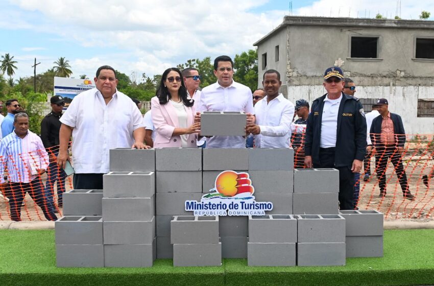  Turismo inicia obra en Las Clavellinas de Azua