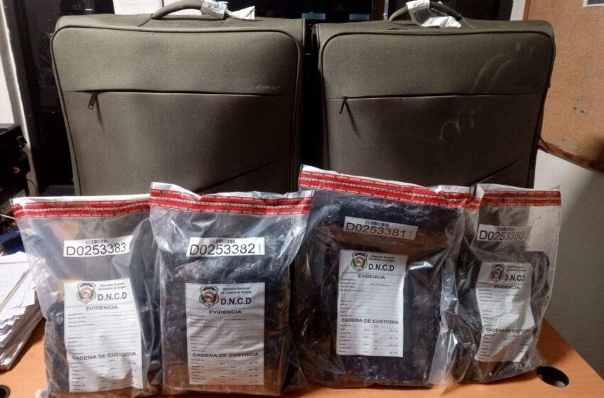  Impiden extranjera viaje con presunta cocaína oculta en doble fondo de su equipaje