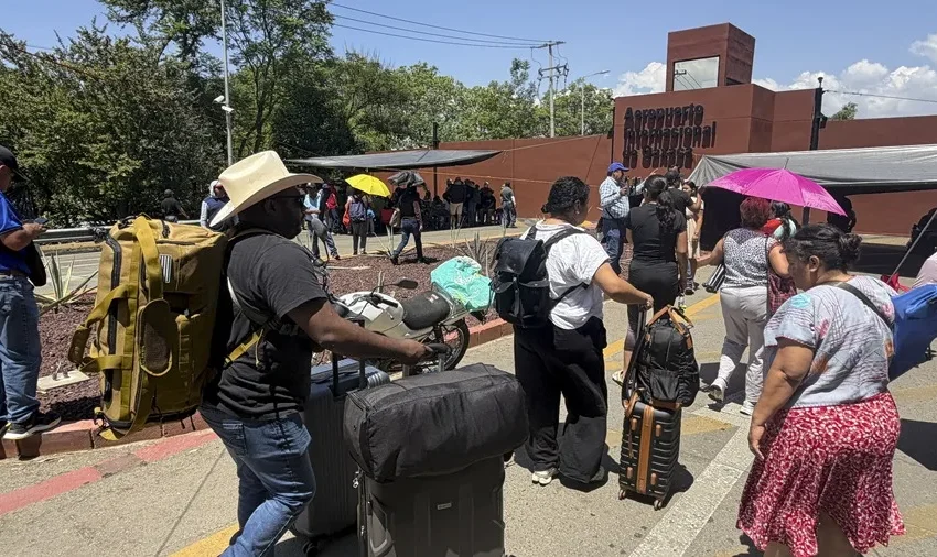  Maestros mexicanos intensifican sus protestas con la toma del aeropuerto de Oaxaca