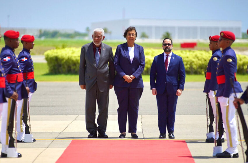  Presidenta de Surinam arribó este sábado a la República Dominicana