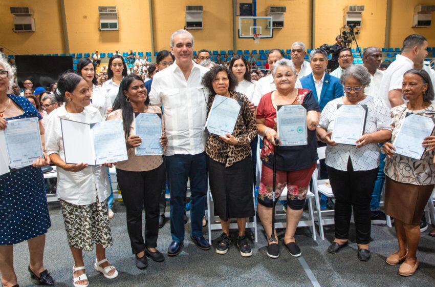  Presidente Abinader entrega en Haina 1,279 títulos de propiedad y beneficia 6,385 personas